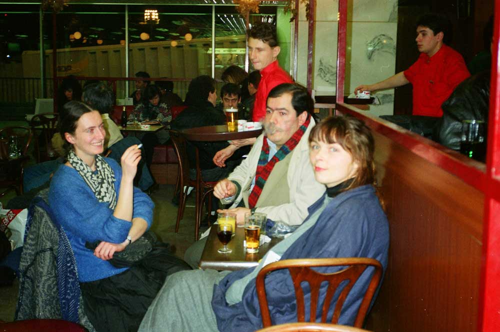 Anne Rousseau, Christine maillet et Jacques Grué dans un café
